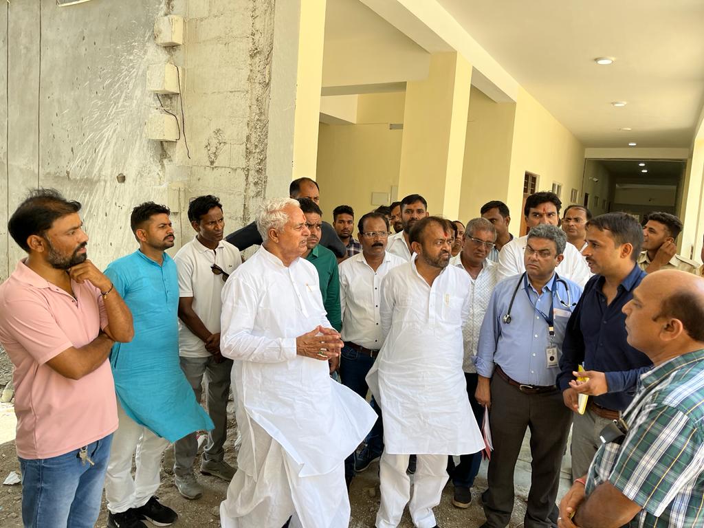 DIPRRajasthan's tweet photo. चिकित्सा एवं स्वास्थ्य मंत्री व विधायक ने सिरोही में निर्माणाधीन मेडिकल कॉलेज भवन का किया निरीक्षण

https://t.co/0UMMmWGh4s https://t.co/x8Kihw51Wc