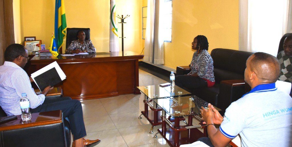 KarongiDistr's tweet photo. Umuyobozi w'Akarere ka Karongi Madamu MUKARUTESI Vestine yakiriye abayobozi b'umushinga @FtFHingaWunguke uterwa inkunga na @USAID  baganira ku bikorwa ugiye gukorera muri aka karere byo kongera umusaruro n'agaciro k'ibihingwa no guteza imbere abahinzi mu gihe cy'imyaka 5. https://t.co/JlZIO0O2c1