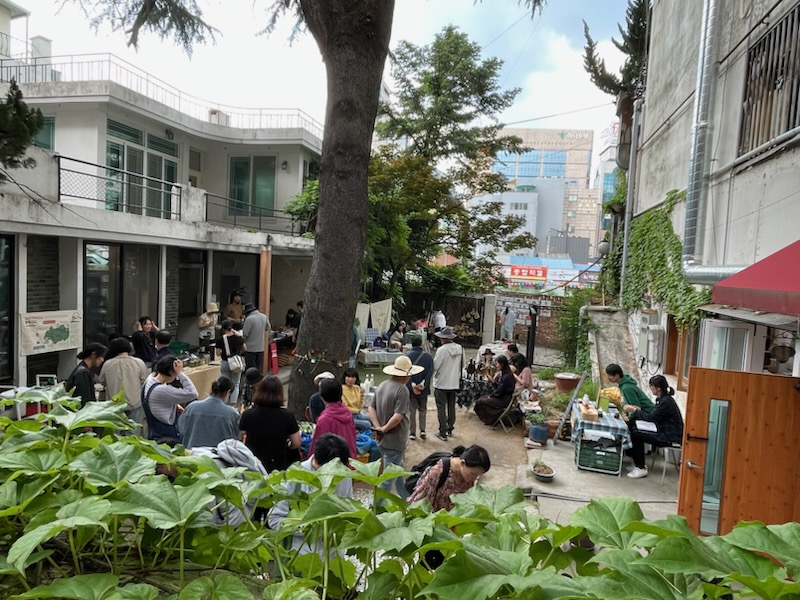 지구에서 삶의 전환을 실천하는 사람들의 생활경제 장터 지구농장터@광주극장(책장x빵장x극장) 6월 10일(토) 영화의 집 공유 마당 13:00~17:00 나무...