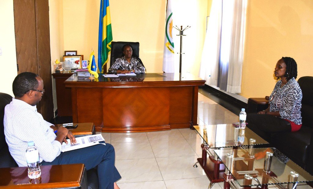 KarongiDistr's tweet photo. Umuyobozi w'Akarere ka Karongi Madamu MUKARUTESI Vestine yakiriye abayobozi b'umushinga @FtFHingaWunguke uterwa inkunga na @USAID  baganira ku bikorwa ugiye gukorera muri aka karere byo kongera umusaruro n'agaciro k'ibihingwa no guteza imbere abahinzi mu gihe cy'imyaka 5. https://t.co/JlZIO0O2c1