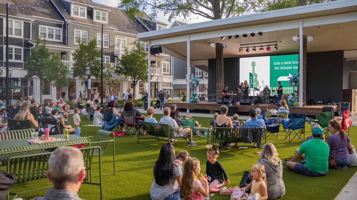 DiGioiaRealty's tweet photo. 7 free and cheap things to do in Lake Norman: Concert, Street Festival, film classics https://t.co/GVidGWVKDy https://t.co/hvbZ9bk9Qf