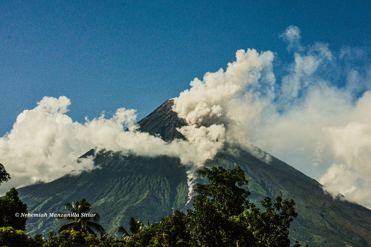 PhilippineStar's tweet photo. MAYON CLOAKED IN SMOKE

A local from Daraga, Albay photographed the Mayon volcano emitting smoke, three hours after Phivolcs placed Mayon under Alert Level 3 on Thursday, June 8, 2023. (Photos courtesy of Nehemiah Manzanilla Sitiar) https://t.co/9CZlWF5Z9Q