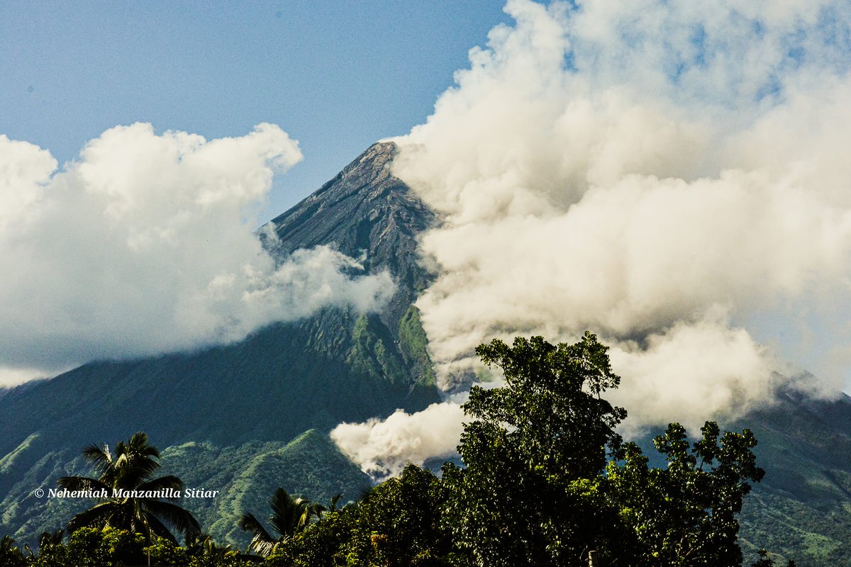 MAYON CLOAKED IN SMOKE

A local from Daraga, Albay photographed the Mayon volcano emitting smoke, three hours after Phivolcs placed Mayon under Alert Level 3 on Thursday, June 8, 2023. (Photos courtesy of Nehemiah Manzanilla Sitiar)