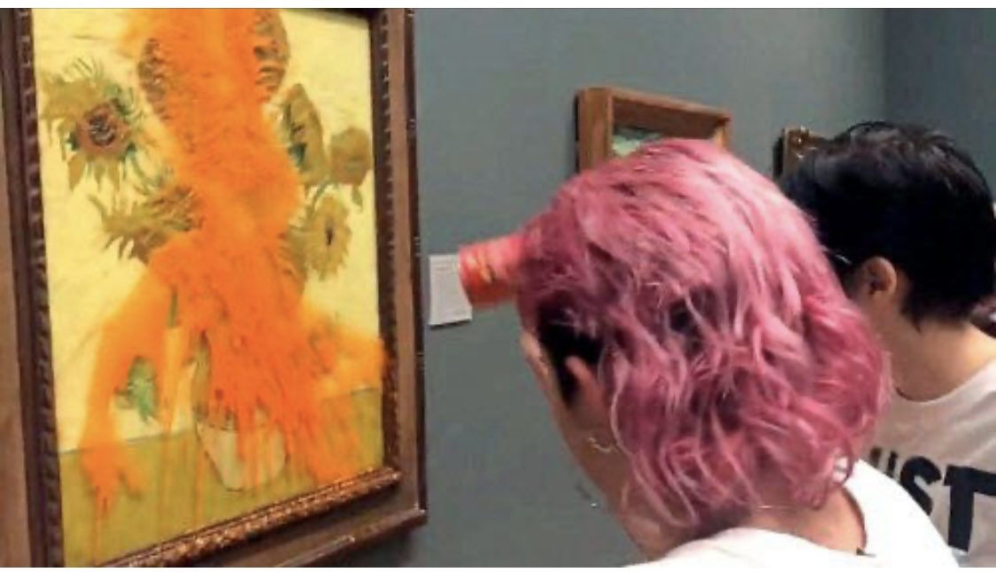 WitkowskiViktor's tweet photo. Which one do you prefer?
Orange skies in NYC or orange liquid thrown by environmental activists on protective glass?

#ClimateActionNow https://t.co/cGTCThqrkL