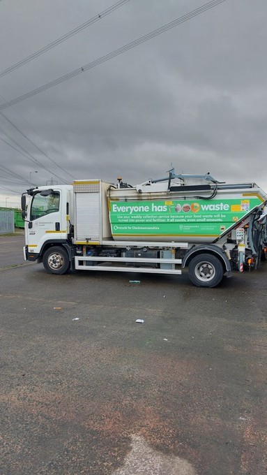 ClacksWaste's tweet photo. Everyone has food waste . If you do not already have the caddies and liners call 01259 450000.  If you use a food caddy and recycle this will free up space in your waste bin.  Food waste is collected weekly.🍎🍊🍌🥕 https://t.co/Ypn4X4a1rh
