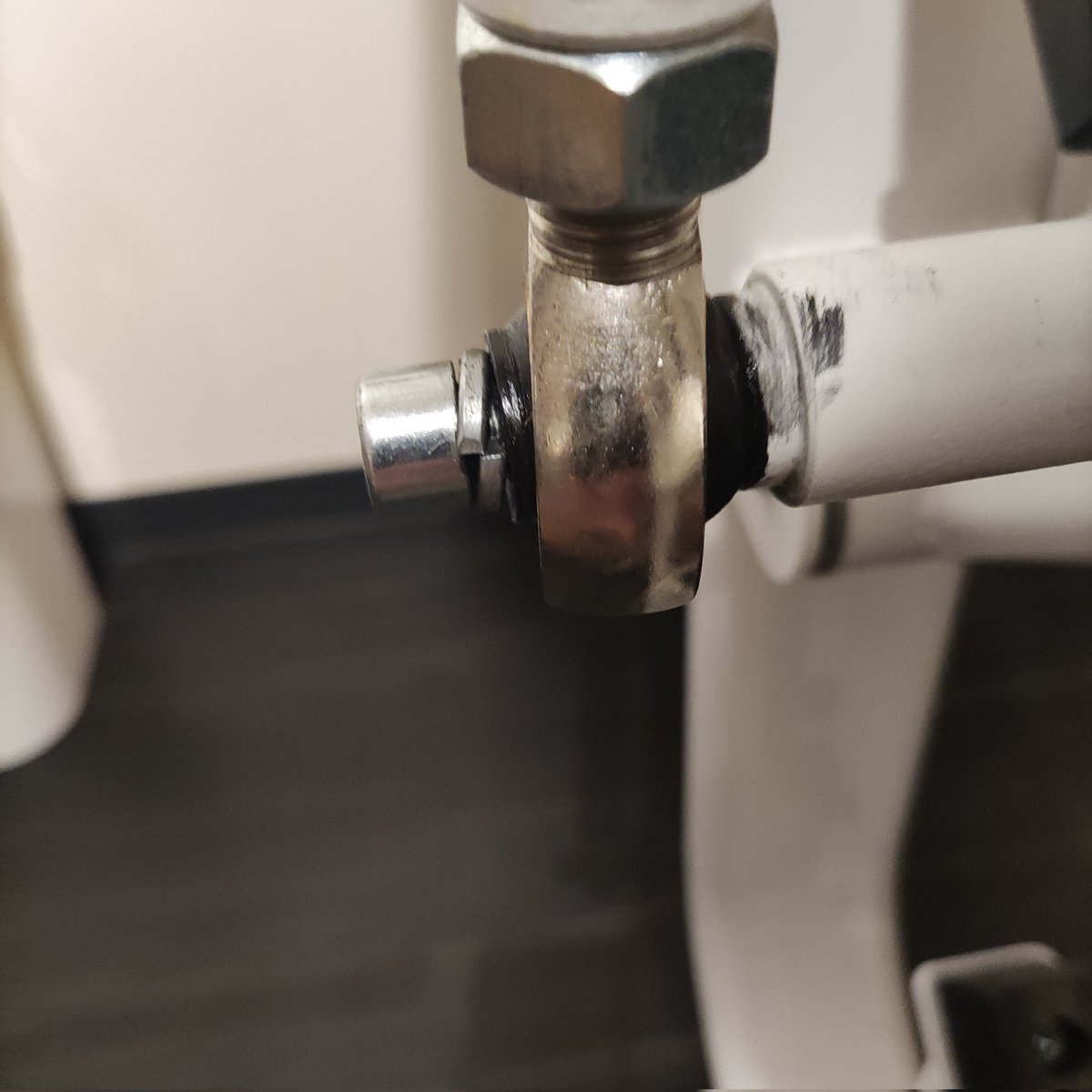 hashiritaing's tweet photo. たまたま気付いたけどラッ���プルダウンのボルトが緩んでた。もうこれスプリングワッシャー全く効いてない

掃除しかり、機器の状態チェックも定期的にやる体制にしないと壊れてから修理する前提になるし修理にも時間が��かる

ユーザーからの修理依頼に依存しちゃいけない💨
#チョコザップ
#chocozap https://t.co/fnAfZXsl3A