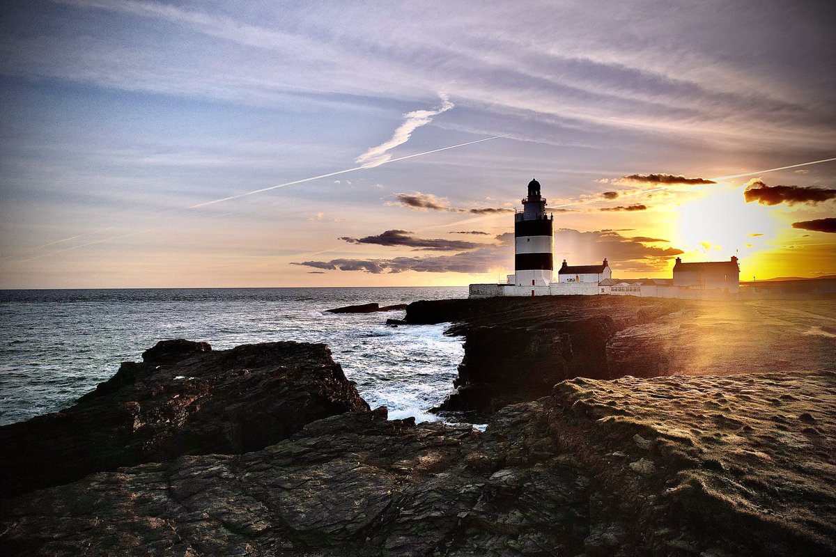 thehurler1's tweet photo. The iconic Hookhead lighthouse at sunset #Wexford. https://t.co/EukzDvJdxV