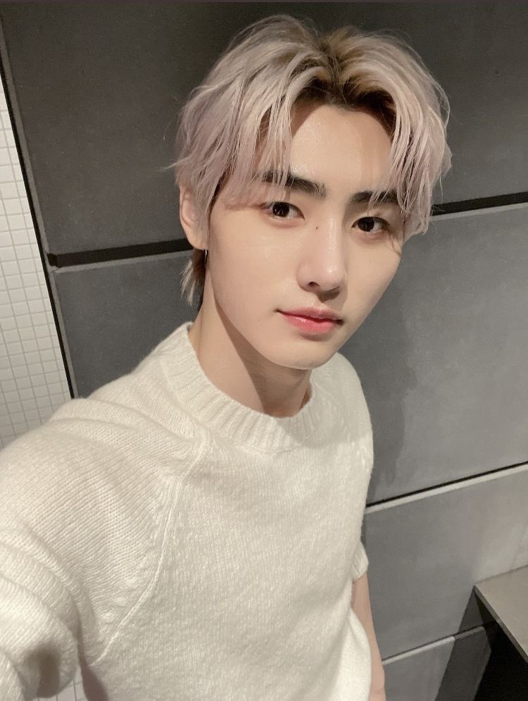 keudollz's tweet photo. cardigan buddies 💋

#ENSD #ENGENESelcaDay #Sunghoon #ENHYPEN @ENHYPEN_members https://t.co/LucyRxO7NN