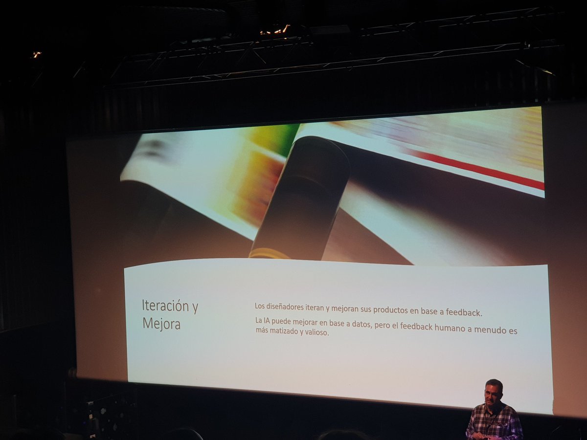 Qué ganas tenía de un evento UX en donosti!! <a href="/torresburriel/">Daniel Torres Burriel🇪🇺</a> nos explica que la IA no nos quitará el trabajo de diseño UX.. #UXconDonostia #eskerrikasko