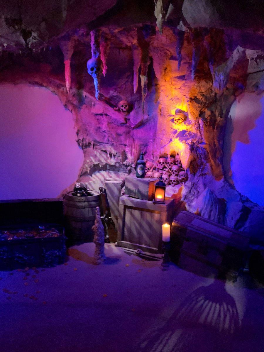 JoshCombsDesign's tweet image. I threw some of my favorite coins into the pile for the Treasure Room scene for our newest interactive dark ride attraction, Treasure Hunt: the Ride in Cannery Row, Monterey, CA.

Possible soft opening next week🎢

@UrsichJr @BillyM2k @WalletCoinStore #dogecoin #realgold…