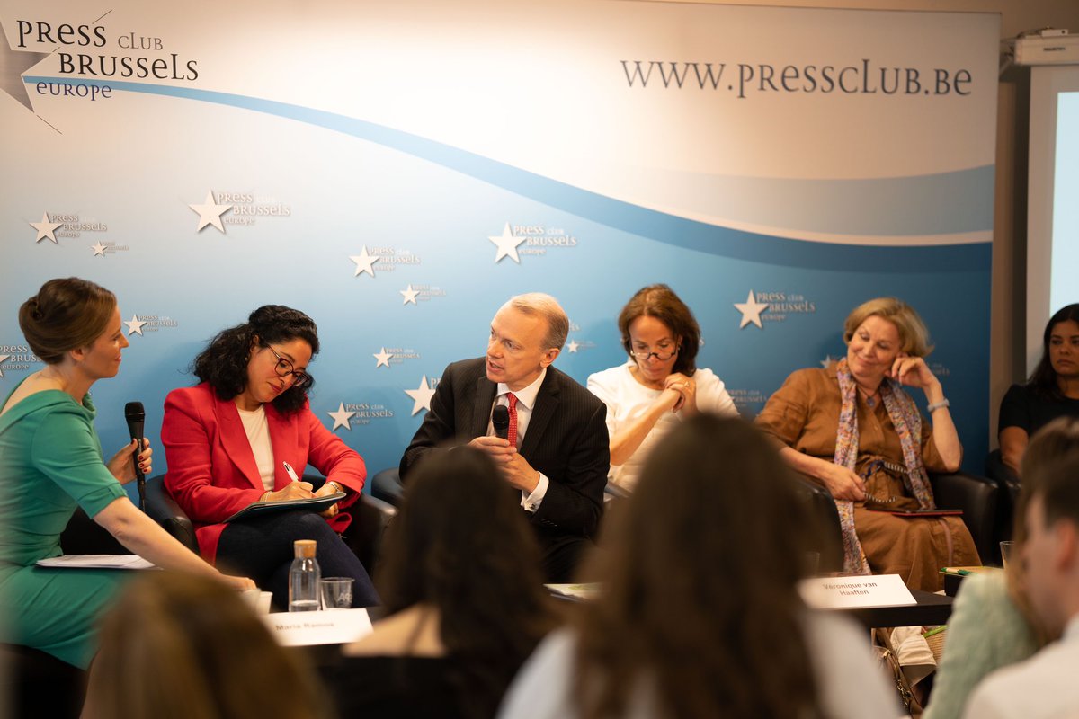 MariaRamosUK's tweet photo. Skills for the Green transition” an #EUGreenWeek23 panel.
A huge 💚 thanks to @Sustainable_vh & @tekdemir_ipek, @EU_Commission for bringing this fantastic panel together.
A pleasure to moderate it! 🎤
Special thanks to @EmmanouelaTzani for her wonderful opening remarks & support. 💚 🎤
👉🏼@GilesDickson, @WindEurope
👉🏼Beatrice Biolcati Rinaldi, @EU_Commission
👉🏼Veronique Van Haaften, ESG consultant
👉🏼Ellen Wasylina, @trocaforum_ew
👉🏼Eliza de Ward, @AquilaCapital