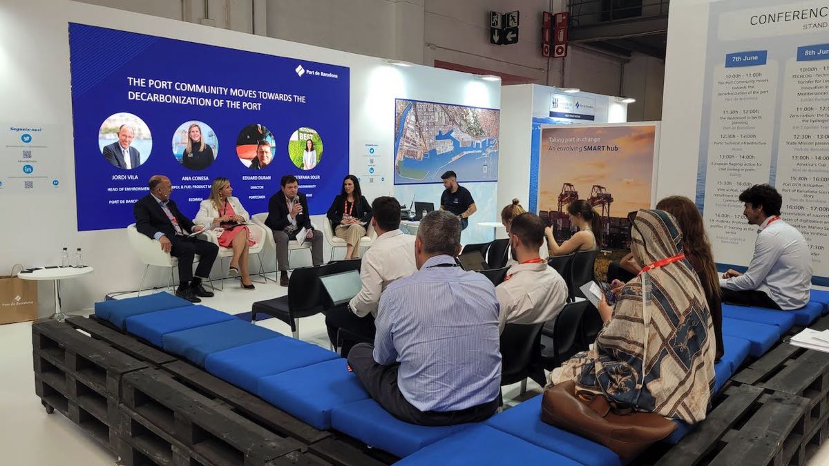 mkautom's tweet photo. Port de Barcelona presenta en el SIL un amplio abanico de jornadas, conferencias y presentaciones, en especial centradas en dos ámbitos preferentes: la descarbonización del transporte marítimo, la operativa portuaria y la digitalización https://t.co/1GBrl244sU https://t.co/QPvk2T6IhW