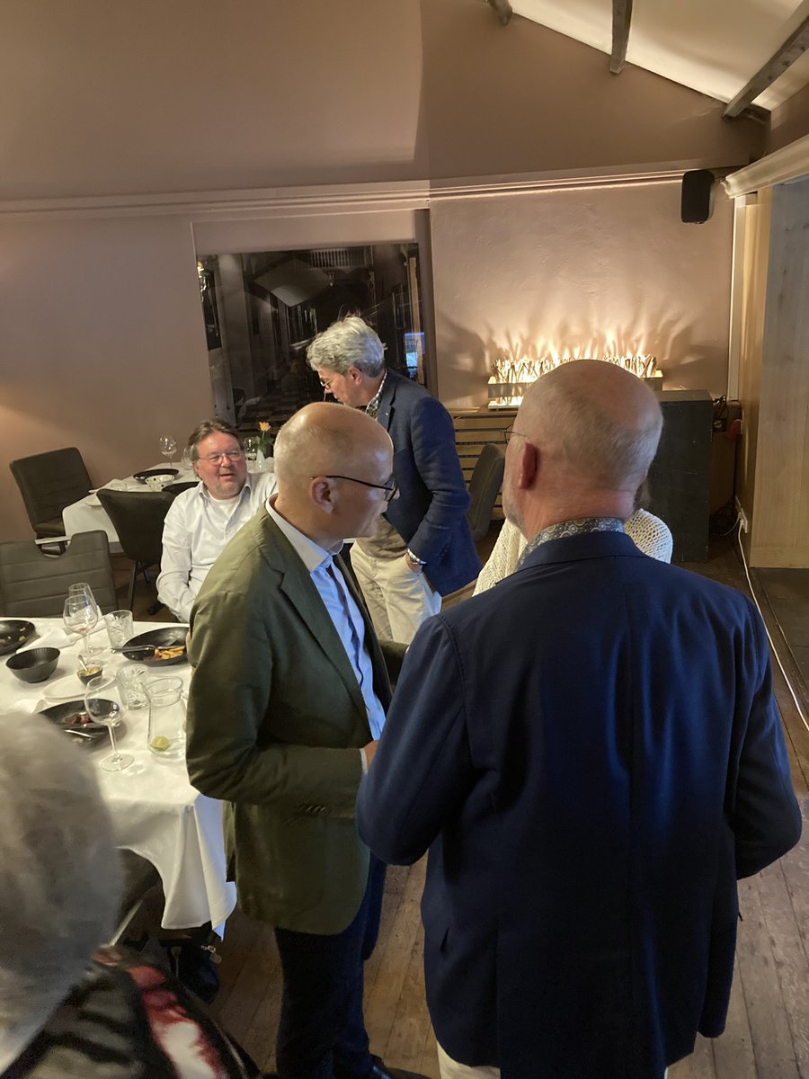 Mooi persoonlijk verhaal gisteren avond van Burgemeester Emile Jaensch. Autovakantie als kind naar Berlijn; Elfstedentocht; De Pijp in Amsterdam. 

Natuurlijk kwamen ook lokale onderwerpen in en om Oegstgeest aan bod. 

Al met al een erg geslaagde en druk bezochte avond.