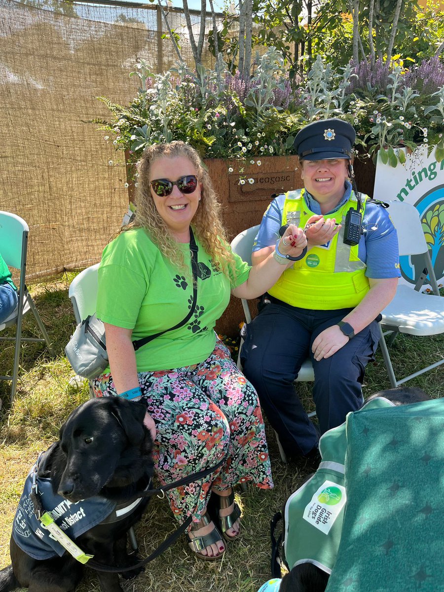 Kings_Hospital's tweet image. 📣 Representing KH, Nala &amp;amp; @breenclair  volunteered for @irishguidedogs  at Bloom @BordBiaBloom last weekend. 🌷🌺🌻 Nala was rewarded with ice cream for her hard work while Clair was recognised as the best guide dog handler, even getting "arrested" for it! 🍦🐾👮‍♀️#KHTherapyDog