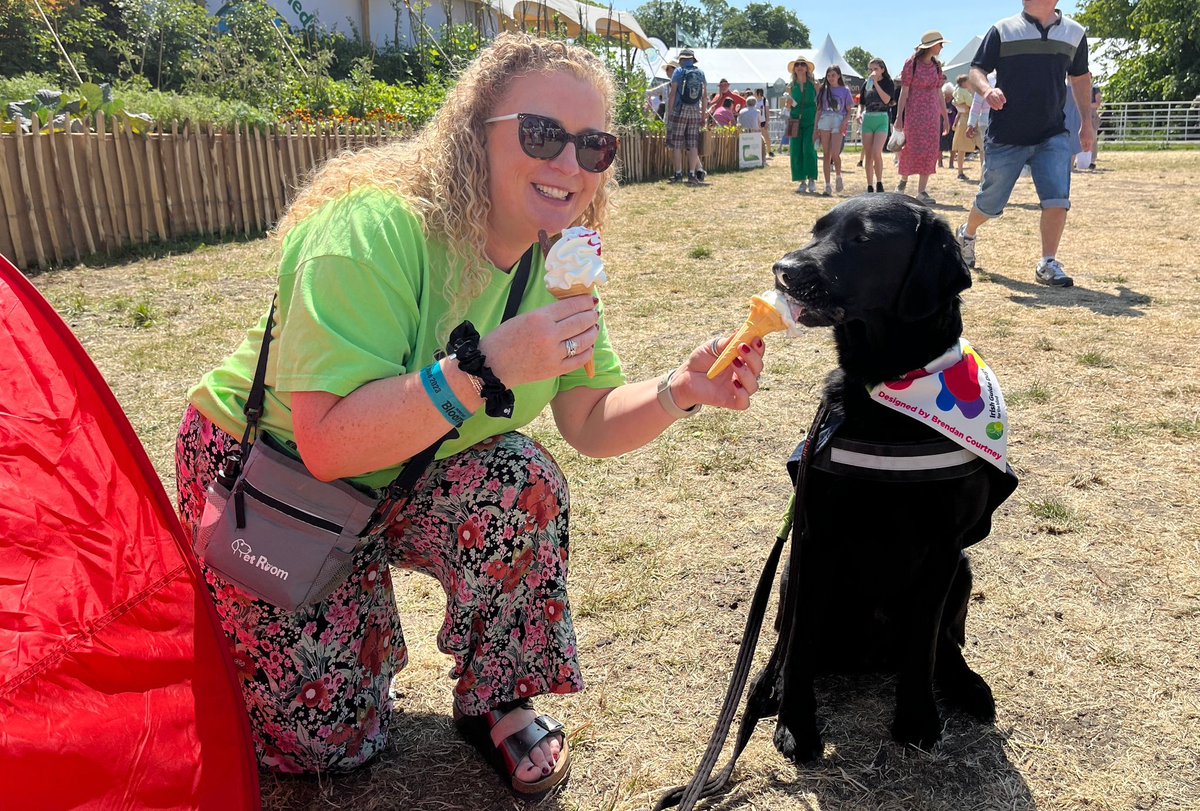 Kings_Hospital's tweet image. 📣 Representing KH, Nala &amp;amp; @breenclair  volunteered for @irishguidedogs  at Bloom @BordBiaBloom last weekend. 🌷🌺🌻 Nala was rewarded with ice cream for her hard work while Clair was recognised as the best guide dog handler, even getting "arrested" for it! 🍦🐾👮‍♀️#KHTherapyDog