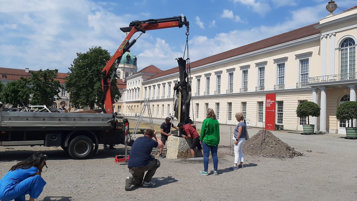 tipberlin_art's tweet photo. #Postkoloniale Millimeterarbeit: Vor dem Neuen Flügel des Schloss #Charlottenburg lässt die #SPSG die Skulptur "Schwarzer Laternenträger" vom Neuen Palais #Potsdam aufstellen, in Vorbereitung auf die Ausstellung "Schlösser Preußen Kolonial", die am 4.7.23 beginnt. https://t.co/Ibtdv0xve1