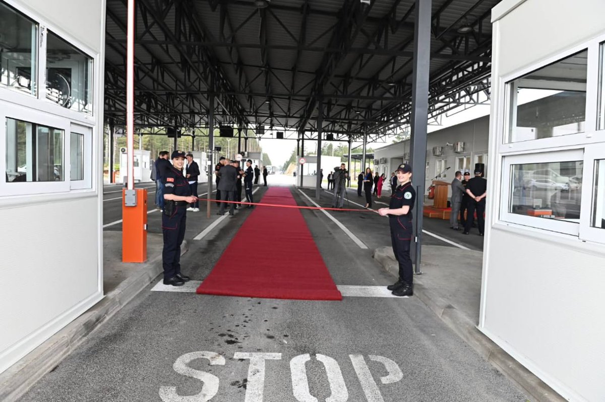 Today in @OPljevlja with Minister of Interior @filip_adzic, we opened the reconstructed border crossing point w/ 🇷🇸 🛂 #Ranče, funded by🇪🇺. 
Now cross border🚘 traffic will be quicker and the border safer.🚥
🇪🇺 has given €50million to 🇲🇪 to manage borders efficiently🤝
#EUzaCG