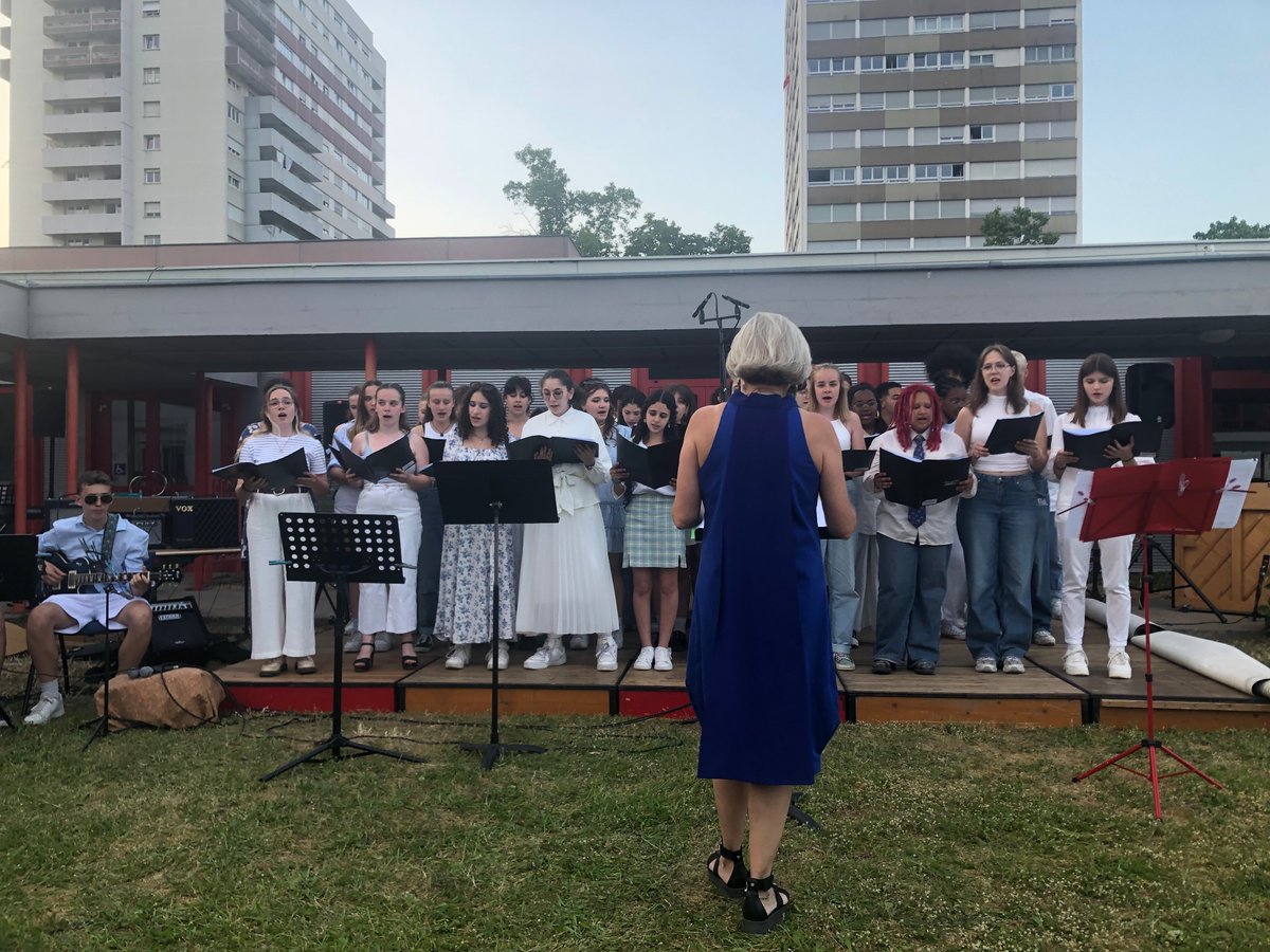 curie_lycee's tweet photo. Magnifique concert de fin d’année de nos élèves. Merci à Mme Guillemin pour son investissement! https://t.co/gwgjV0Arj2