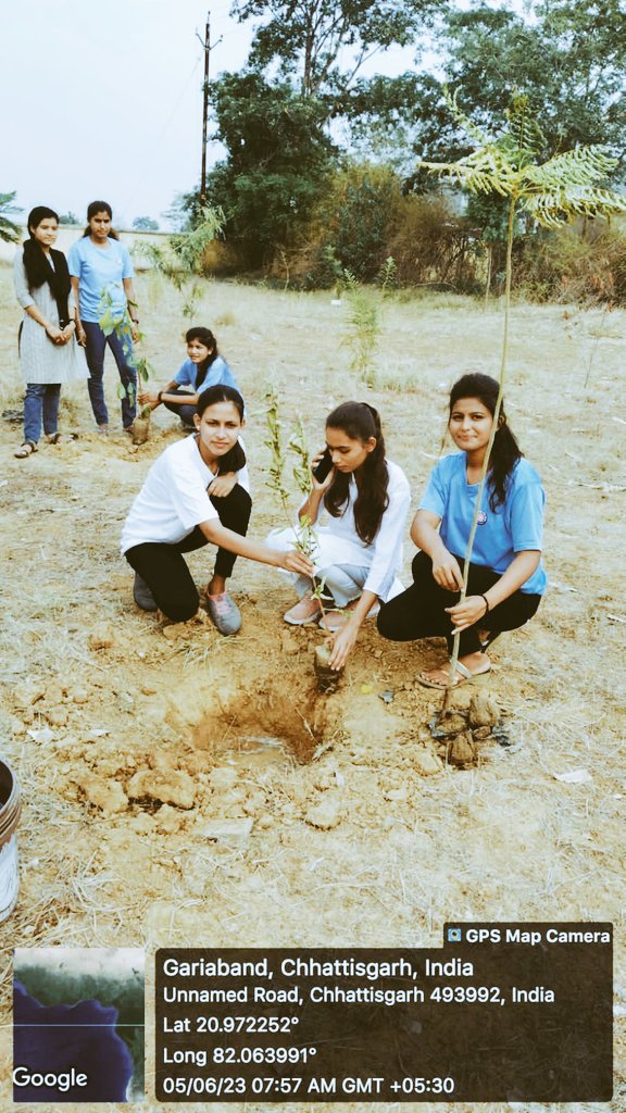 nss_hema's tweet photo. 5जुन को पर्यावरण दिवस में फनिकेशवर नाथ शासकीय कॉलेज फिंगेशवर में वृक्षारोपन किया गया  ... .पेड़ों को मिटने से बचाना हैं तो पर्यावरण सजाना है। @_NSSIndia @DBNSSPO @NssChhattisgarh @Rajkumarnss @NeetaBajpai5 @ChiteshwarSah10 @BhartiS27214721 @NSSUFNGCFCG https://t.co/3v5fJHY3VY