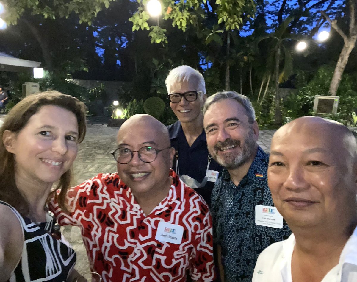 EUAmbPH's tweet image. Thrilled to witness the empowering presence of LGBTIQ+ influencers at the @USEmbassyPH Garden Party in Manila, celebrating our shared values of equality and inclusivity 🌈

Thank you to @USAmbPh Carlson for hosting this event! 🎉🙌 

#EU4LGBTIQ #FriendsPartnersAllies #WithPride