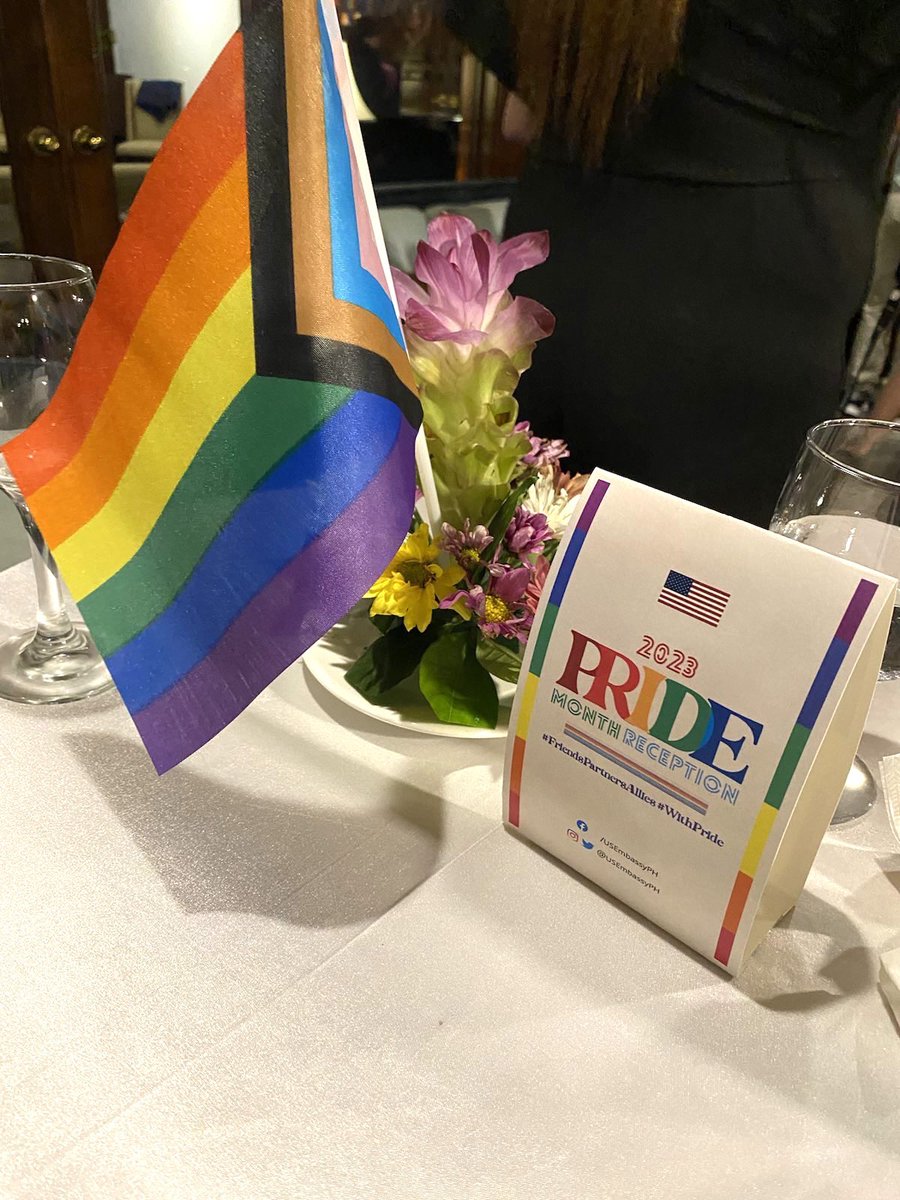 EUAmbPH's tweet image. Thrilled to witness the empowering presence of LGBTIQ+ influencers at the @USEmbassyPH Garden Party in Manila, celebrating our shared values of equality and inclusivity 🌈

Thank you to @USAmbPh Carlson for hosting this event! 🎉🙌 

#EU4LGBTIQ #FriendsPartnersAllies #WithPride