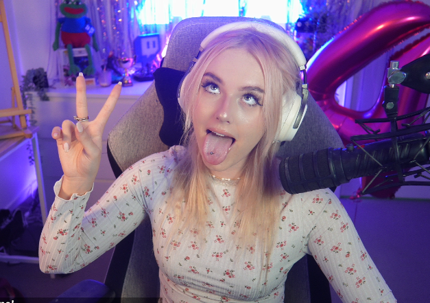 ITS OUR FOURTH YEAR LIVE RN COME OR BE SQUARE itsbriziana.com <- CLICK HERE TO JOIN