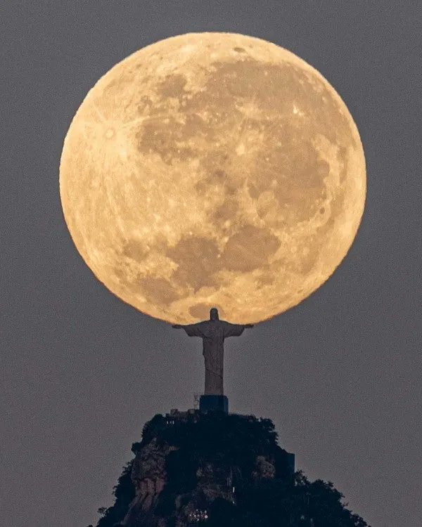 🇧🇷🌙 EN IMAGE | Le #Christ Rédempteur a été photographié « portant la lune » par le photographe brésilien Leonardo Sens.

👉 La prise de cette image a demandé de nombreux calculs astrologiques et 3 ans d’attente pour le photographe. 

📸 Leonardo Sens