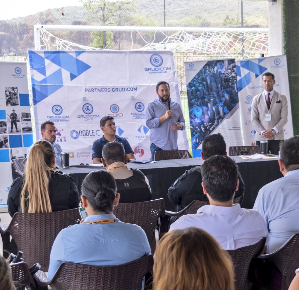 LVillagran23's tweet photo. Entrega de Reconocimientos a #ProtecciónCivil por todo su apoyo y capacitación a nuestro equipo de trabajo.
Todo el equipo de #SportsArenaGDL y #Grudicom #GrudicomCorp reconocemos su esfuerzo y valentía.
@SportsArenaGdl 
@GRUDICOM 
@dobleclimpieza 
@TranslerTDL https://t.co/2tNHvjzBrT