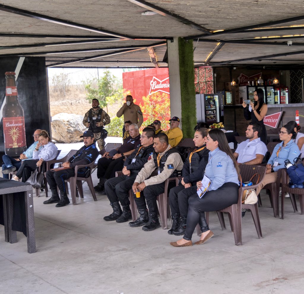 LVillagran23's tweet photo. Entrega de Reconocimientos a #ProtecciónCivil por todo su apoyo y capacitación a nuestro equipo de trabajo.
Todo el equipo de #SportsArenaGDL y #Grudicom #GrudicomCorp reconocemos su esfuerzo y valentía.
@SportsArenaGdl 
@GRUDICOM 
@dobleclimpieza 
@TranslerTDL https://t.co/2tNHvjzBrT