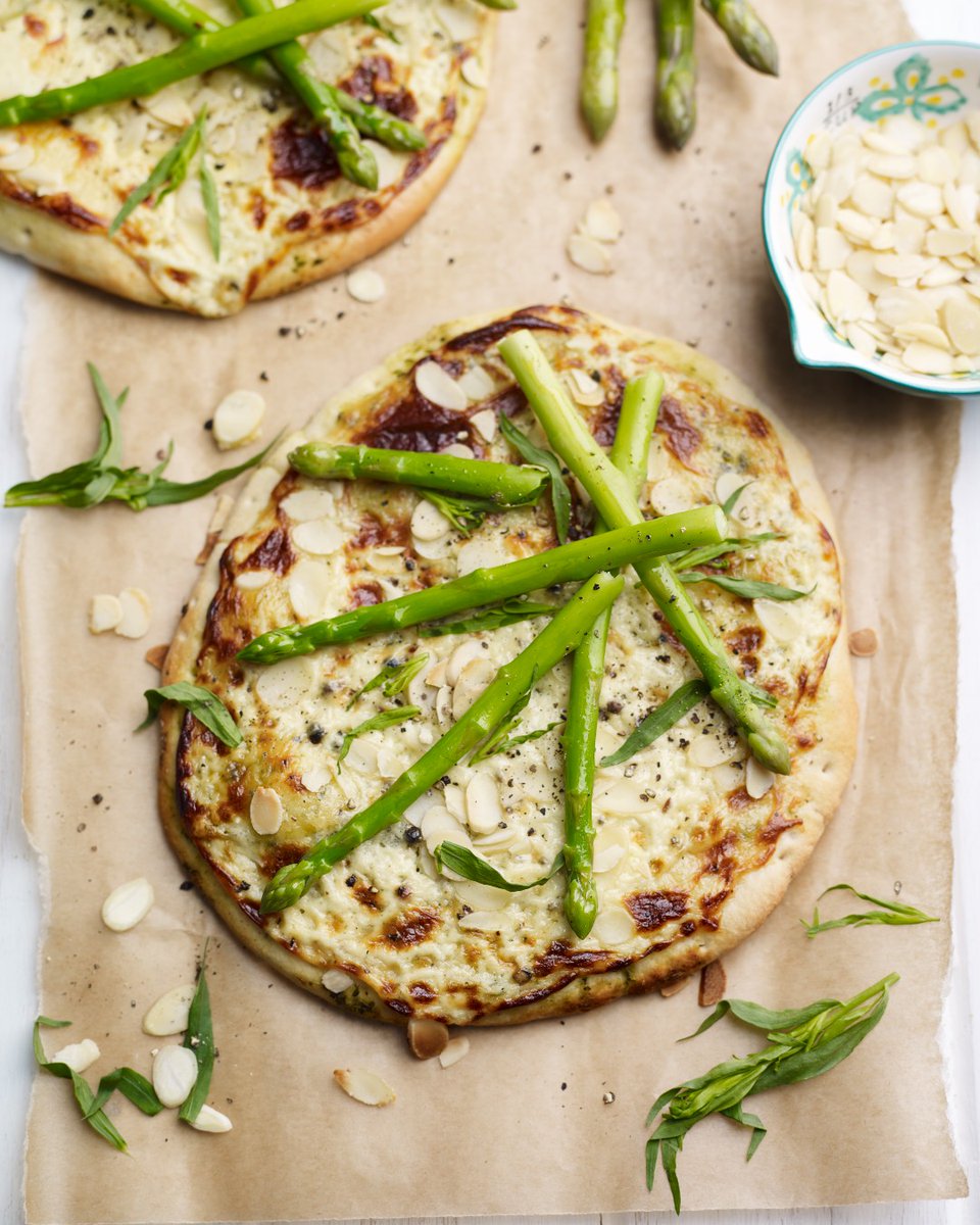 Things don’t get tastier than this British asparagus, tarragon, and almond pizza bianco… To grab the full recipe, head to our website - britishasparagus.com/recipe.php/201…