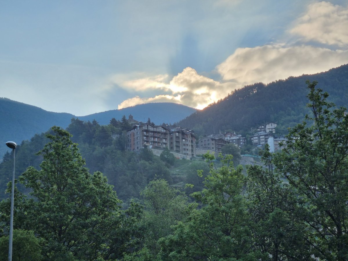 jecbosch14's tweet image. Bon dijous 🙋😃☕️
Vistes de les Dues Valires i d&apos; #Anyos
#bondia #bondijous #lamassana #andorra #meteo #meteoandorra