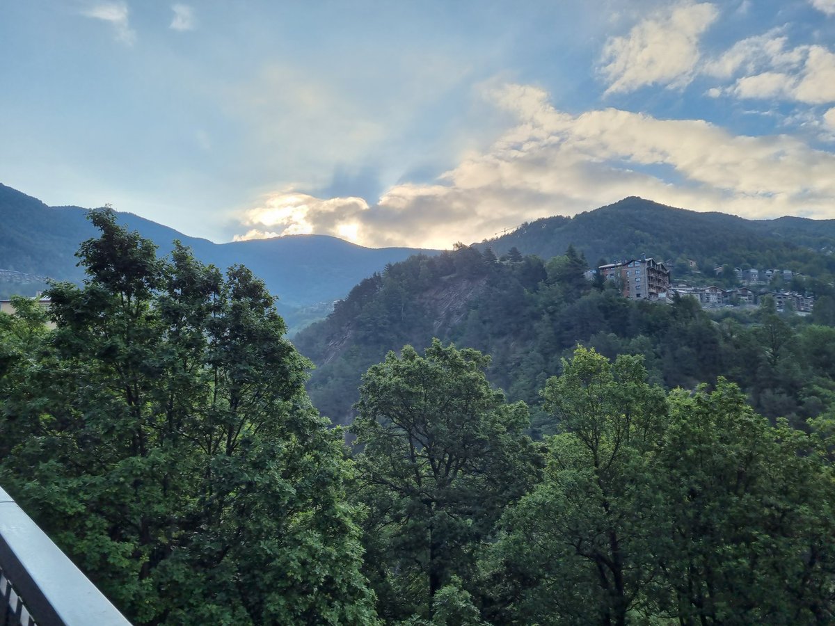 jecbosch14's tweet image. Bon dijous 🙋😃☕️
Vistes de les Dues Valires i d&apos; #Anyos
#bondia #bondijous #lamassana #andorra #meteo #meteoandorra