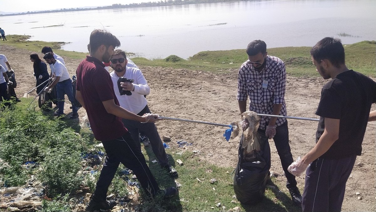 PCF_SaveHorizon's tweet photo. #WeFixers Organisation team members &amp; Volunteers Clean Up Drive Activity at #Jhelum River Bank. 
@dcjhelum 
#WorldEnvironmentDay #BeatPlasticPollution https://t.co/oTMRt6F2G9