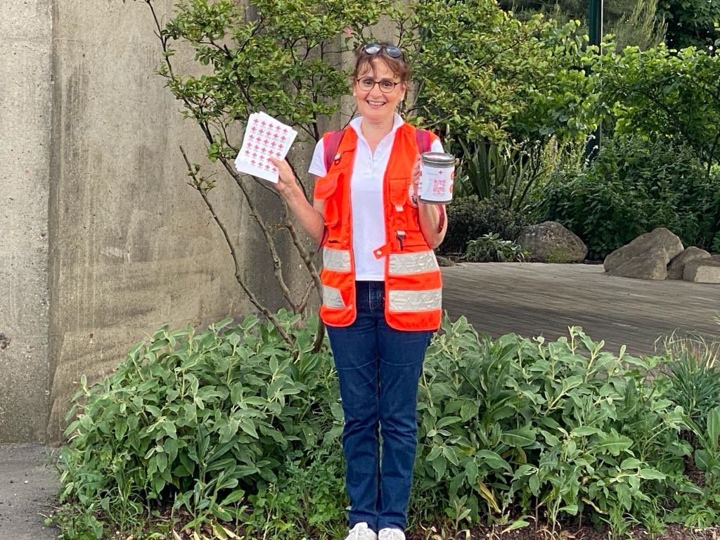 CRFCLAMART's tweet image. Les #JN2023 de la @CroixRouge. Mobilisation générale de nos bénévoles à @VilleDeClamart jusque dimanche soir. 1 euro = 1 repas ; 4 euros = un kit d’hygiène. 1 sourire = 1 sourire. On a besoin de vous en bas de chez vous. Merci 🙏