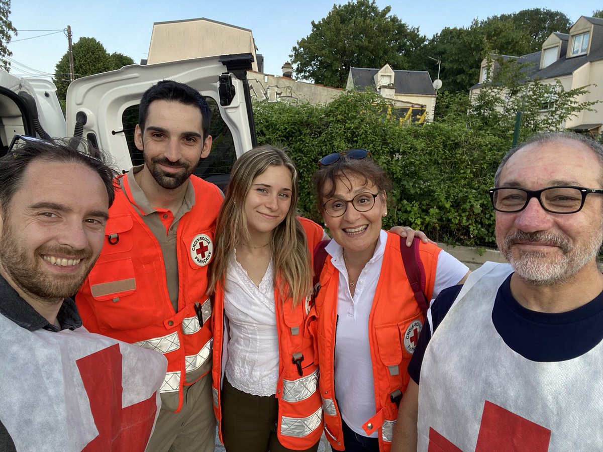 CRFCLAMART's tweet image. Les #JN2023 de la @CroixRouge. Mobilisation générale de nos bénévoles à @VilleDeClamart jusque dimanche soir. 1 euro = 1 repas ; 4 euros = un kit d’hygiène. 1 sourire = 1 sourire. On a besoin de vous en bas de chez vous. Merci 🙏