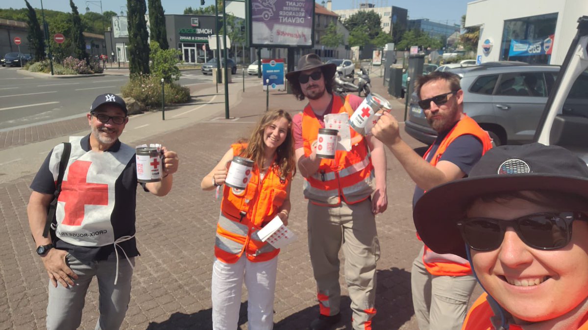 CRFCLAMART's tweet image. Les #JN2023 de la @CroixRouge. Mobilisation générale de nos bénévoles à @VilleDeClamart jusque dimanche soir. 1 euro = 1 repas ; 4 euros = un kit d’hygiène. 1 sourire = 1 sourire. On a besoin de vous en bas de chez vous. Merci 🙏
