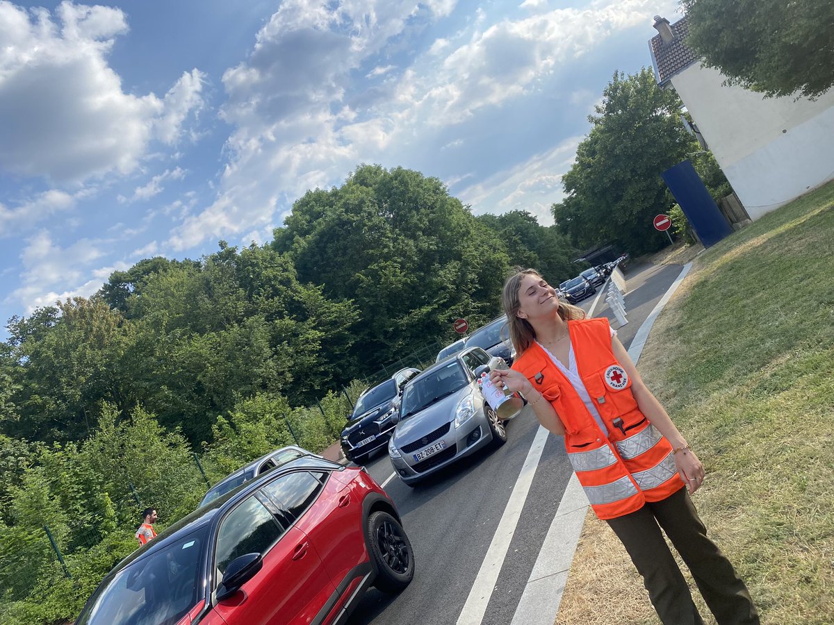CRFCLAMART's tweet image. Les #JN2023 de la @CroixRouge. Mobilisation générale de nos bénévoles à @VilleDeClamart jusque dimanche soir. 1 euro = 1 repas ; 4 euros = un kit d’hygiène. 1 sourire = 1 sourire. On a besoin de vous en bas de chez vous. Merci 🙏