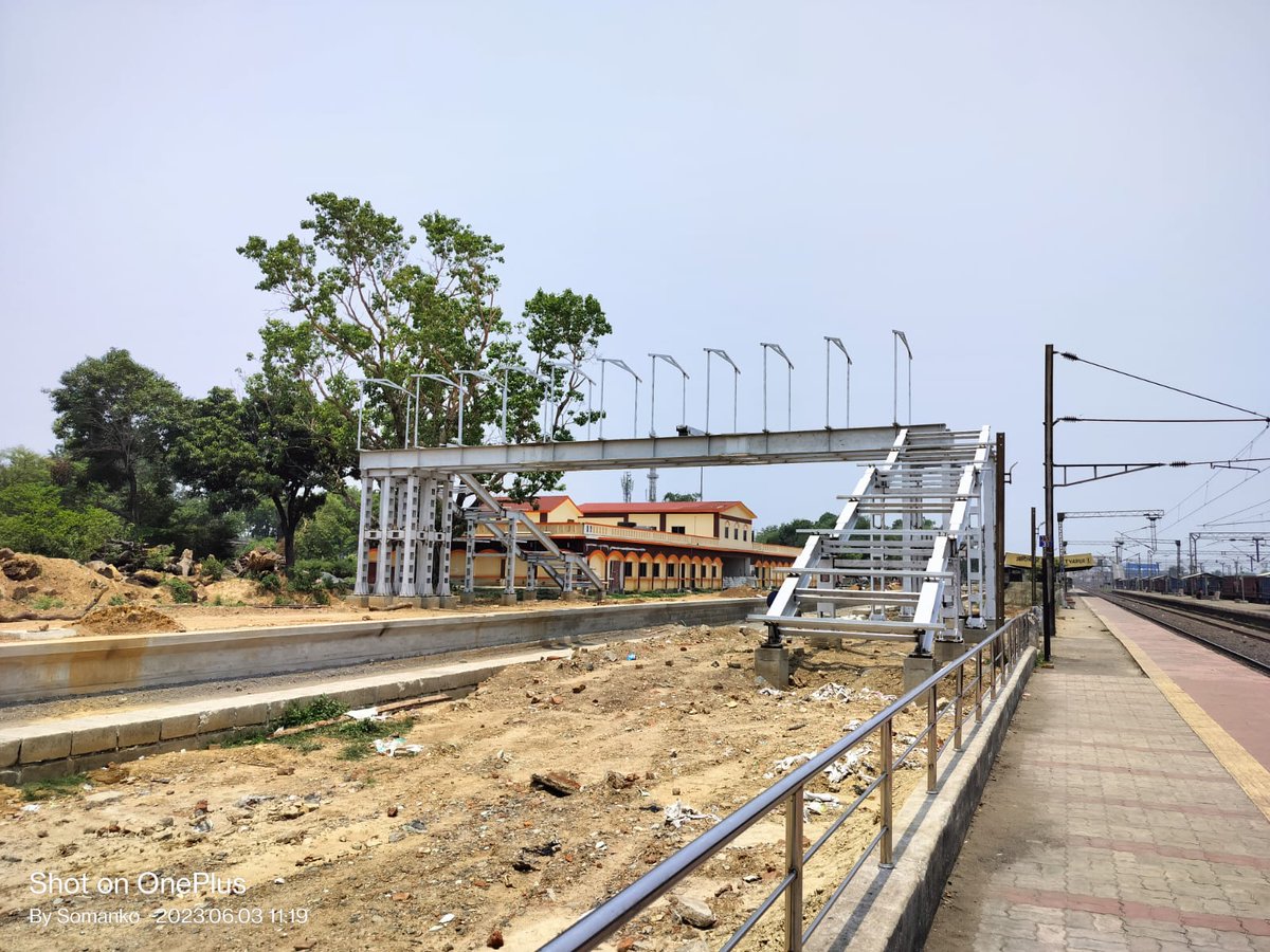 SomankoT's tweet photo. Adityapur Stn Redevelopment and triple line project of Kharagpur - Adityapur Sector status as on 03/06/23. New FOB under construction, tracks are being laid along with new PF and Stn. building is almost ready. @RailMinIndia @DRMCKP @serailwaykol #redevelopment #adtp https://t.co/Bs1iAje4Kc