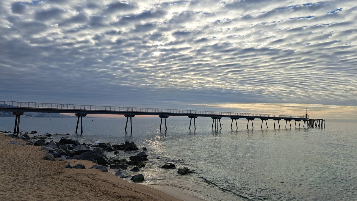 4onades's tweet photo. Bon dia  i cel de foto. @ARAmeteo @aria_meteo @eltempsTV3 @meteocat @SoniaPapell @gemmapuigf  @Monica_Usart @aria_meteo @alexmegapc @marcsansa @tomasmolinab @meteobdncom @btveltemps @eliseuvilaclara @SergiLoras @marcredondo @jjanue @MeteoMauri @estelsiplanetes https://t.co/EmzrFt8wcB