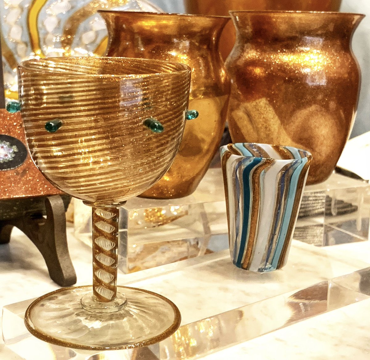 We’re crazy in love with avventurina glass 😍✨

#muranoglass #vetrodimurano #glassart #glassdesign #bestofglass #venise #venice #venezia #venecia #venedig #venetië #veneza  #ונציה #베네치아 #ヴェネツィア #威尼斯 #antiquariato #antiques #antiquestore #avventurina