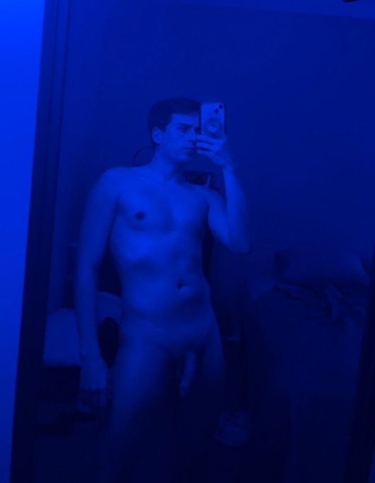 my dick has a little bit of curve if you didn&rsquo;t already know https://t.co/DZAINDDdVb