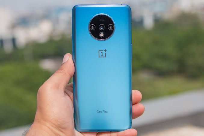 Nearly all of the main smartphone manufacturers offer a circular camera arrangement.

Thus, OnePlus 7T was innovative for its time.