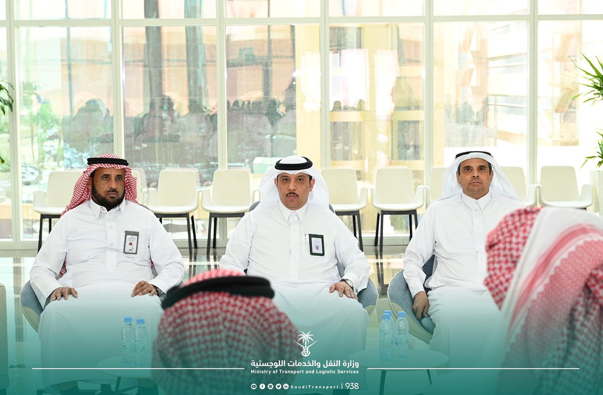 SaudiTransport's tweet photo. تعزيزاً لجهود #وزارة_النقل_والخدمات_اللوجستية في تنمية القدرات الوطنية وفقًا لمستهدفات #رؤية_السعودية_2030، اُختتم برنامج التدريب التعاوني لـ117 متدرباً ومتدربة من 19 جهة تعليمية في 26 تخصص هندسي وإداري وفني، وتم تكريمهم في حفل أقامته الوزارة بعد إتمامهم 3 أشهر من التدريب المكثف، في بيئة عمل حقيقية لمحاكاة واقع العمل الفعلي وتزويدهم بالمهارات الأساسية للانطلاق في مشوارهم العملي.