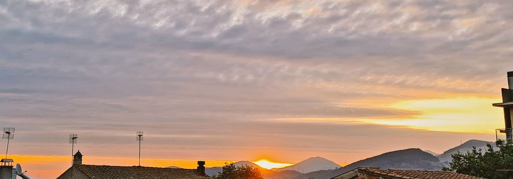 així començava el dia fa una estona 😎
#bondia #masrampinyo #goodmorning #clouds #sunup #sortidadesol #natura #muntanyes #catalunya #natura #lovenature #nuvols #eltempstv3 #amazing #elmeupetit_pais #sol #clikcat #montcadaireixc #raconsdecatalunya #primavera #catalunyaexperience