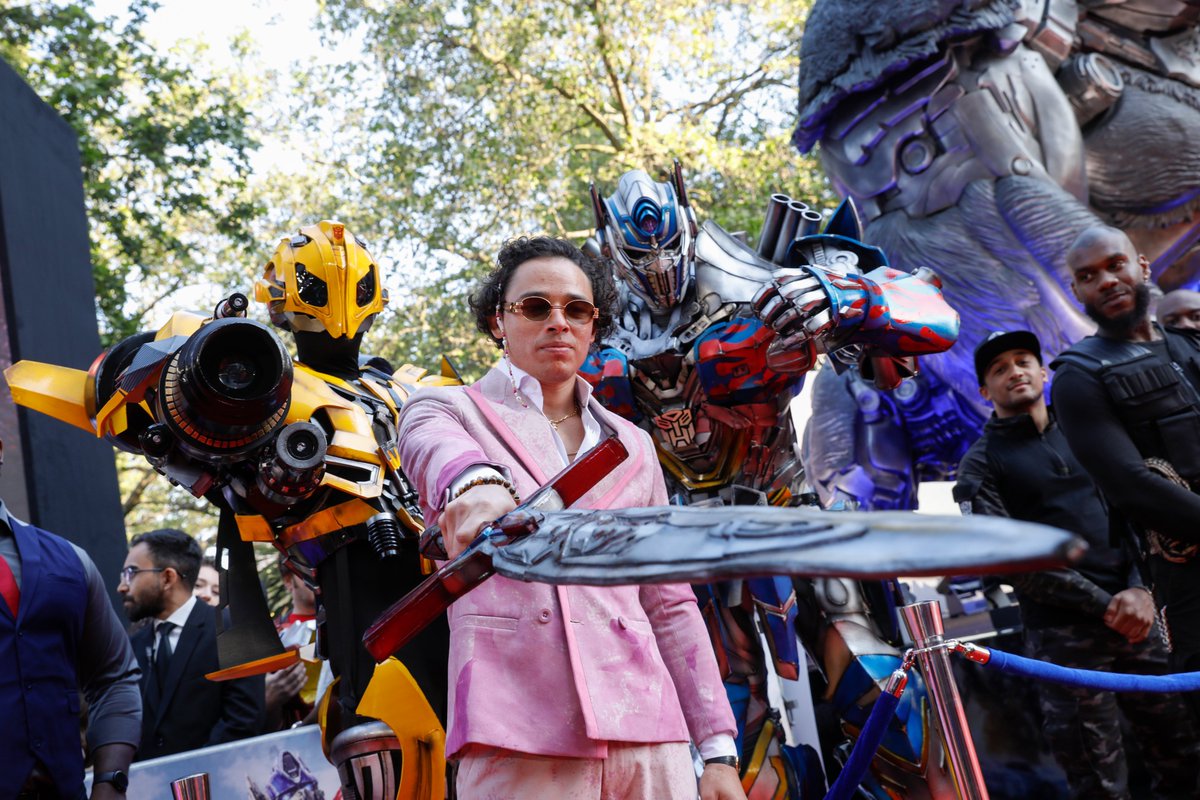 Transformers on Twitter "Final stop London. 🇬🇧 Our cast and crew lit