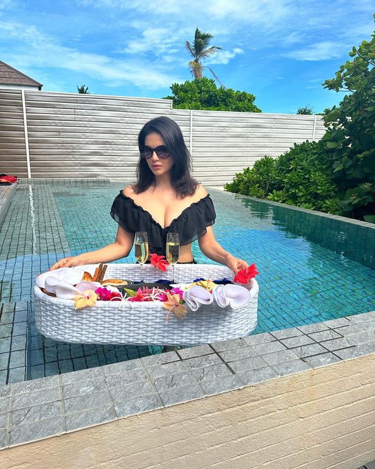 1 pic. No filter needed this morning 😍🏖️
.
.
#SunnyLeone #maldives #swimsuit #brunch #poolside https://t