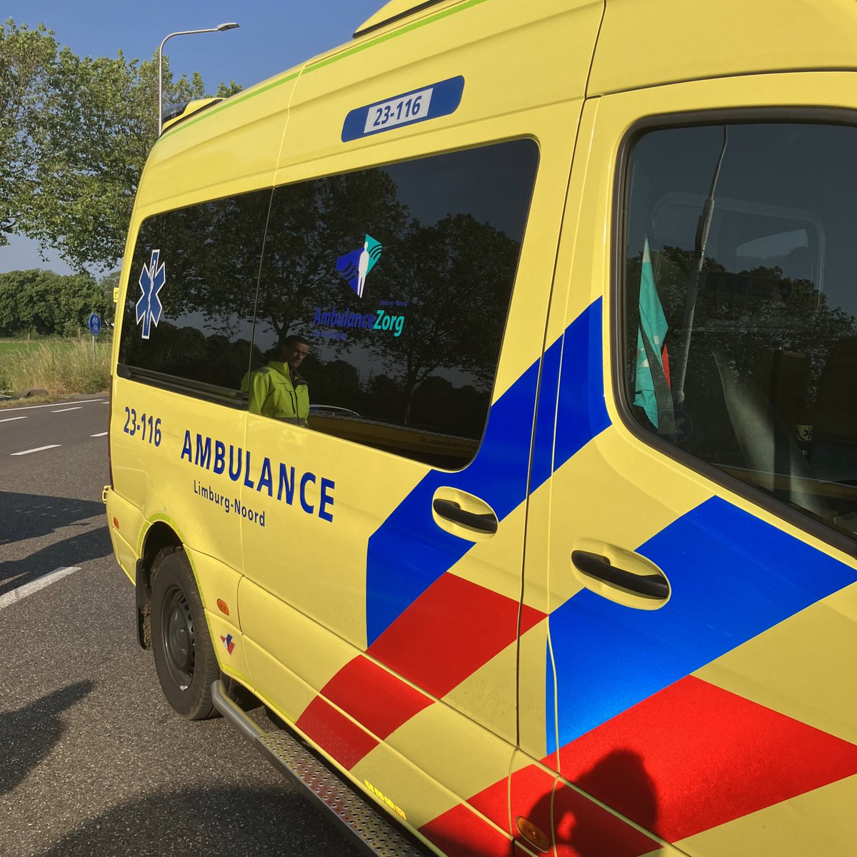 WIS_Limburg's tweet photo. Door een ongeval met letsel is de #N275 Nederweert ➡️ Maasbree dicht. Hulpdiensten zijn aanwezig. Verkeer kan lokaal omrijden. Houdt rekening met vertraging❌❌ ^Wis Joep @RWSverkeersinfo https://t.co/vAbOCUy0TL