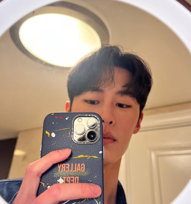 _kdramafilms's tweet photo. lee jaewook being the "king of mirror selfies"✨

#LeeJaeWook https://t.co/28pQIdockY