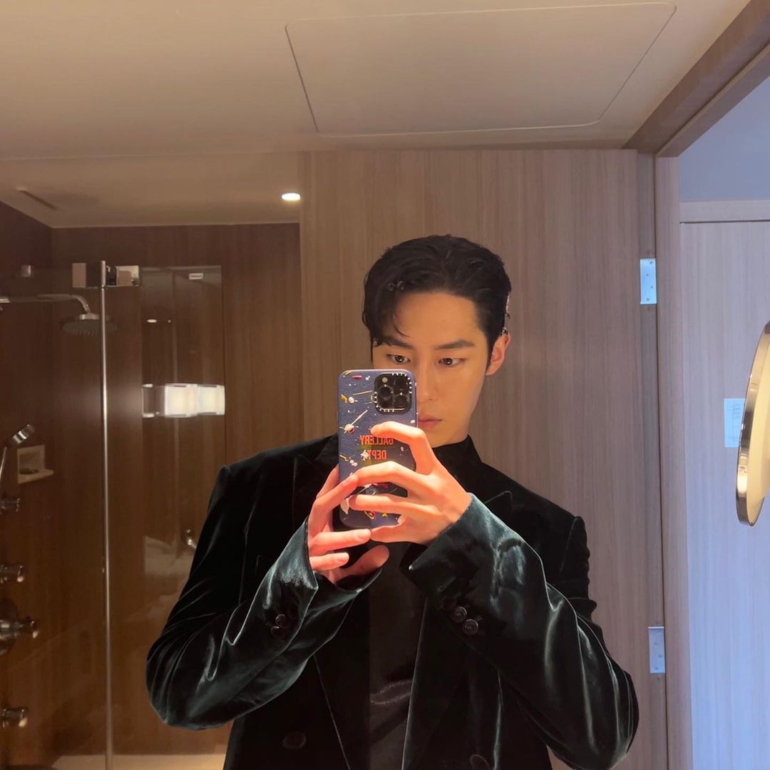 _kdramafilms's tweet photo. lee jaewook being the "king of mirror selfies"✨

#LeeJaeWook https://t.co/28pQIdockY