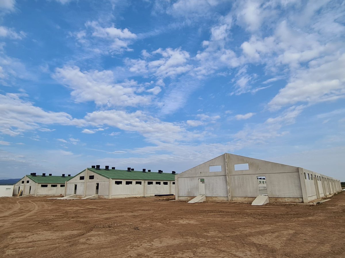 Macoga's tweet image. ✅✅ Avanzan las obras de construcción de la nueva granja porcina en La Rioja.
Adaptados los corrales a los cambios de la nueva normativa de bienestar animal 👌🏼
Complemento ganaderos en macoga.es 🐖
#ferber #macoga #ferbercons #porcino #porcicultura #construccion